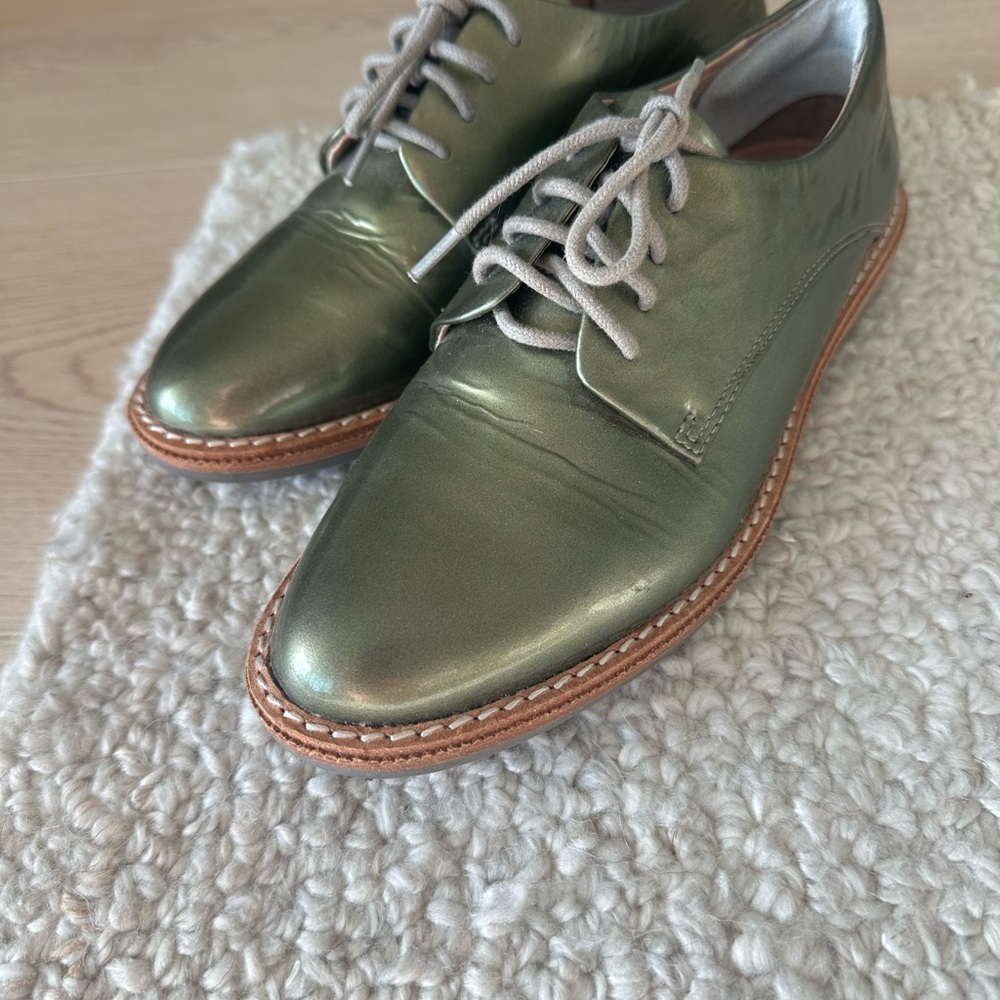 Vince Camuto patented leather shoes